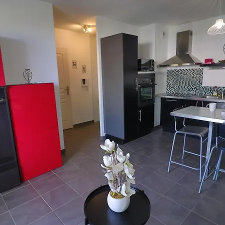 2 Pieces Avec Clim, Parking Et Piscine, A 300m De La - - Fr-1-472-189 * Sète