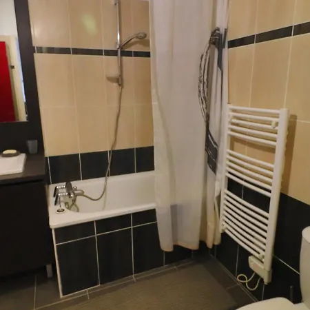 2 Pieces Avec Clim, Parking Et Piscine, A 300m De La - - Fr-1-472-189 *
