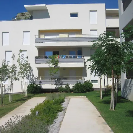 2 Pieces Avec Clim, Parking Et Piscine, A 300m De La - - Fr-1-472-189 Appartement